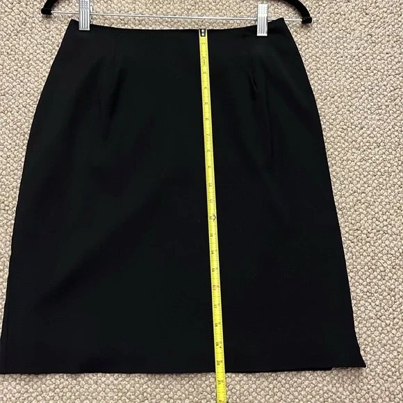 Classic Black Knee-Length Pencil Skirt for the Office - Picture 4 of 11